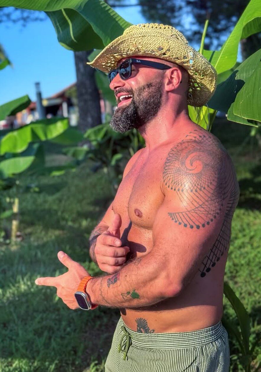 Giorgi in tropical garden
